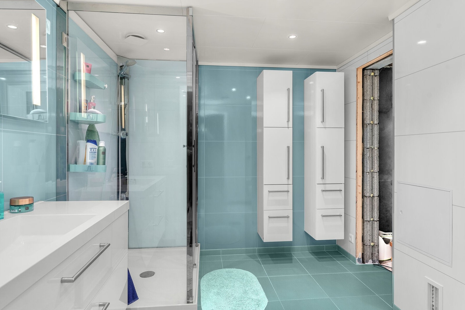 Bad nummer 2 er også fra 2019. Til høyre er det adkomst til et disponibelt rom. Galleribilde