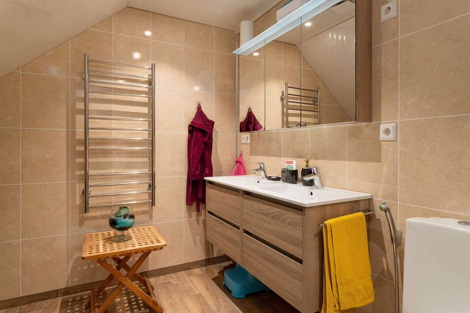 Badet i 2. etasje er fra 2019 og har pen innredning med dobbel servant, og speilskap med belysning. Galleribilde