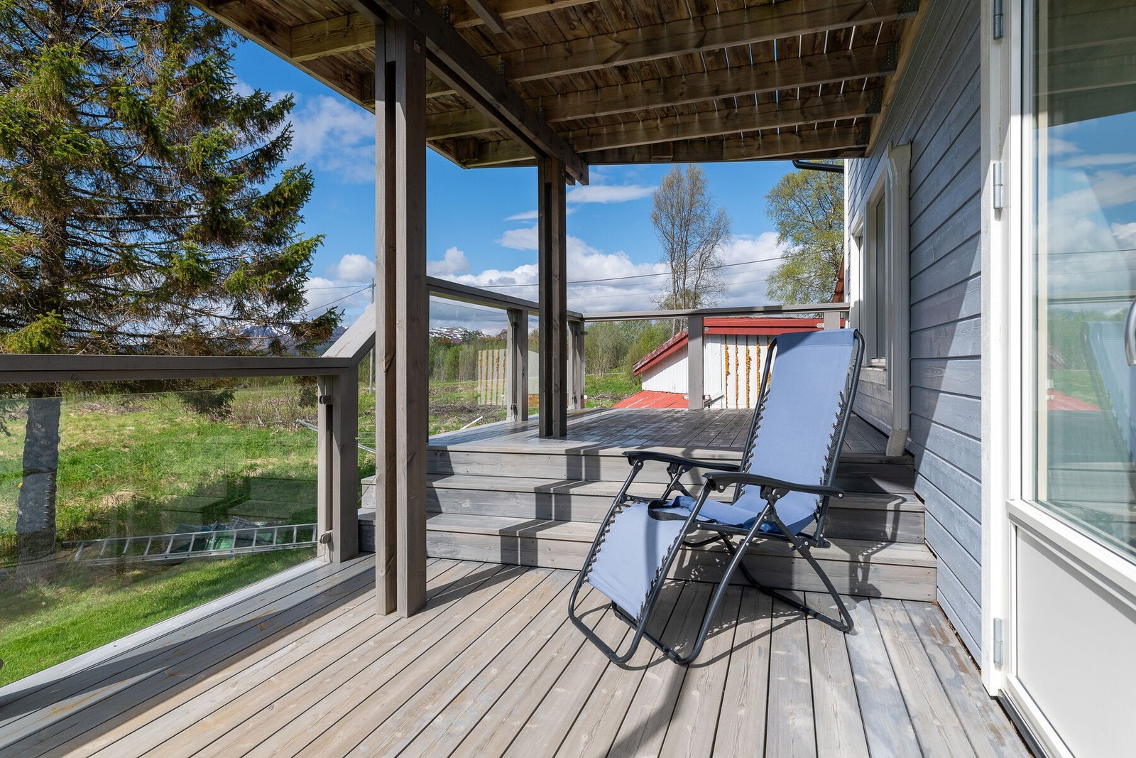 Solrik terrasse mot sørvest, med utgang fra stuen. Galleribilde
