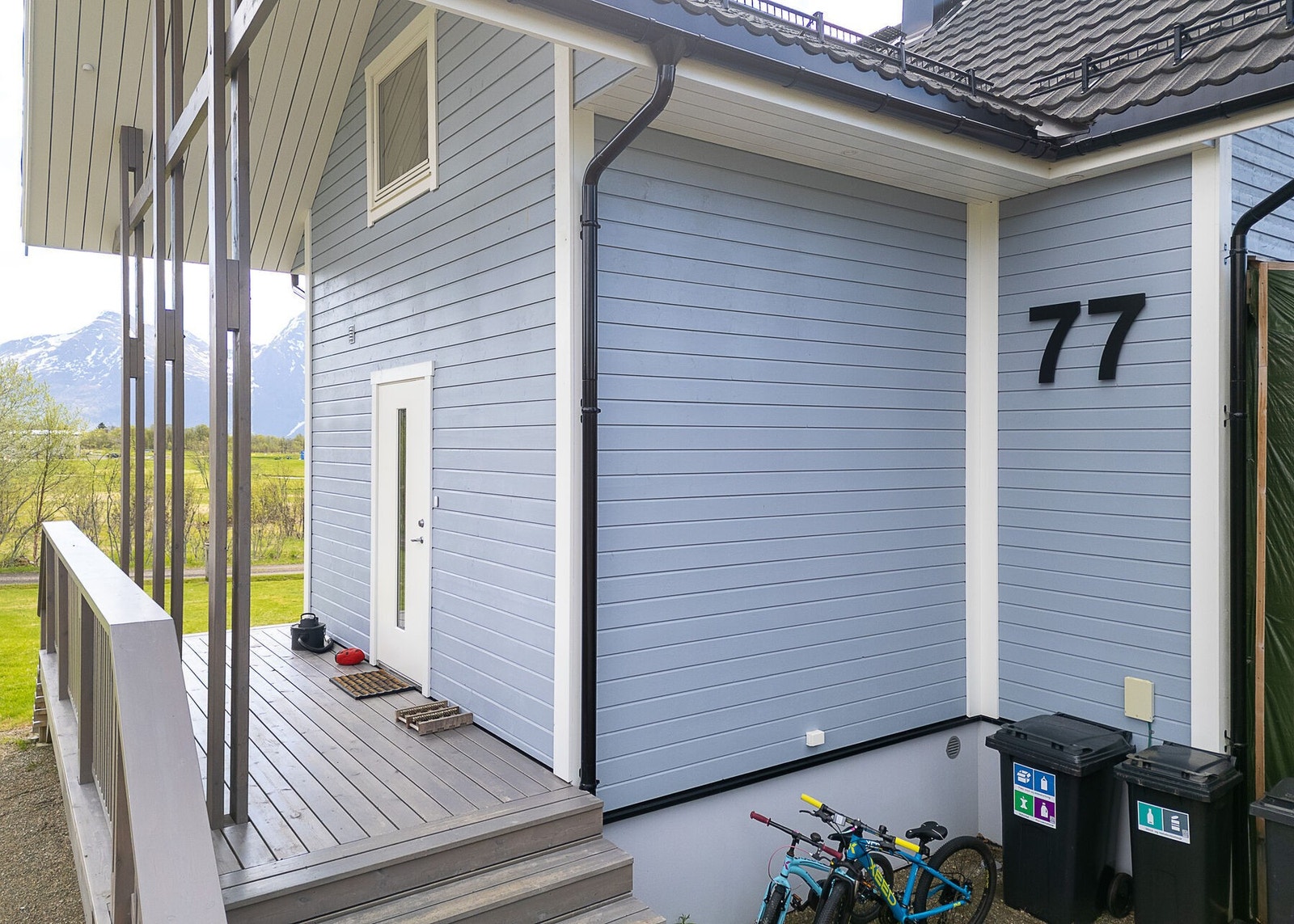 Boligen ble tilbygd i 2017, og er praktisk utformet med god boltreplass. Her får du en innholdsrik bolig med mye potensiale. Galleribilde