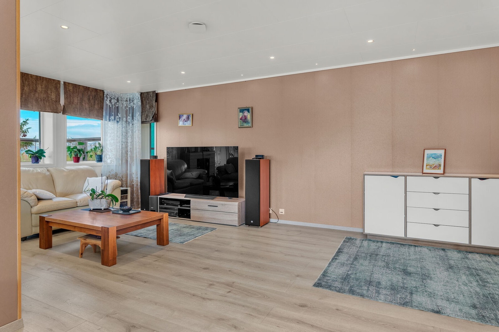 Boligen har balansert ventilasjon, og det er montert sentralstøvsuger med uttak i alle etasjer. Galleribilde