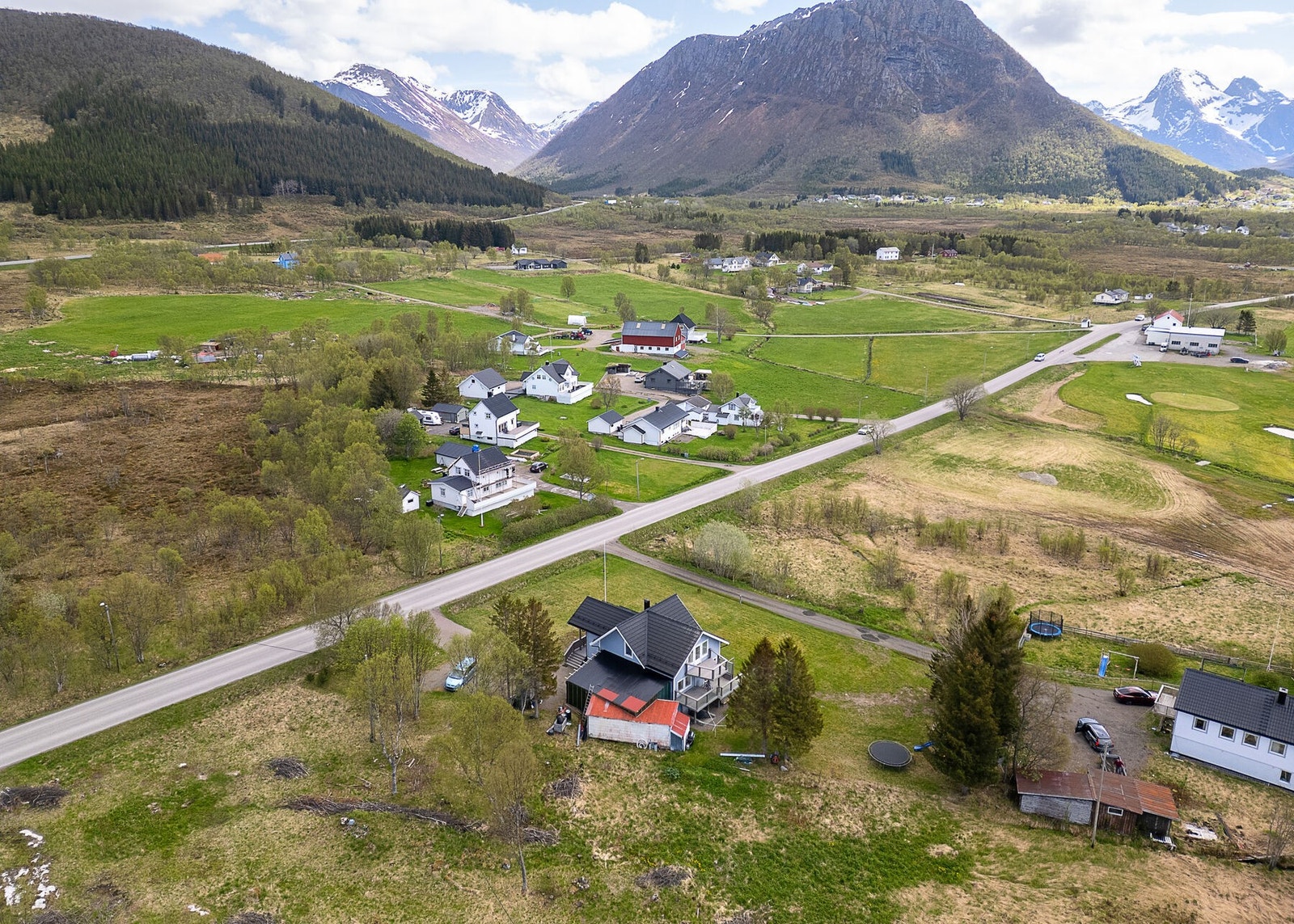 Romslig tomt på nesten 2 mål, med kort vei til fine turmuligheter ved sjøen og i marka. Galleribilde