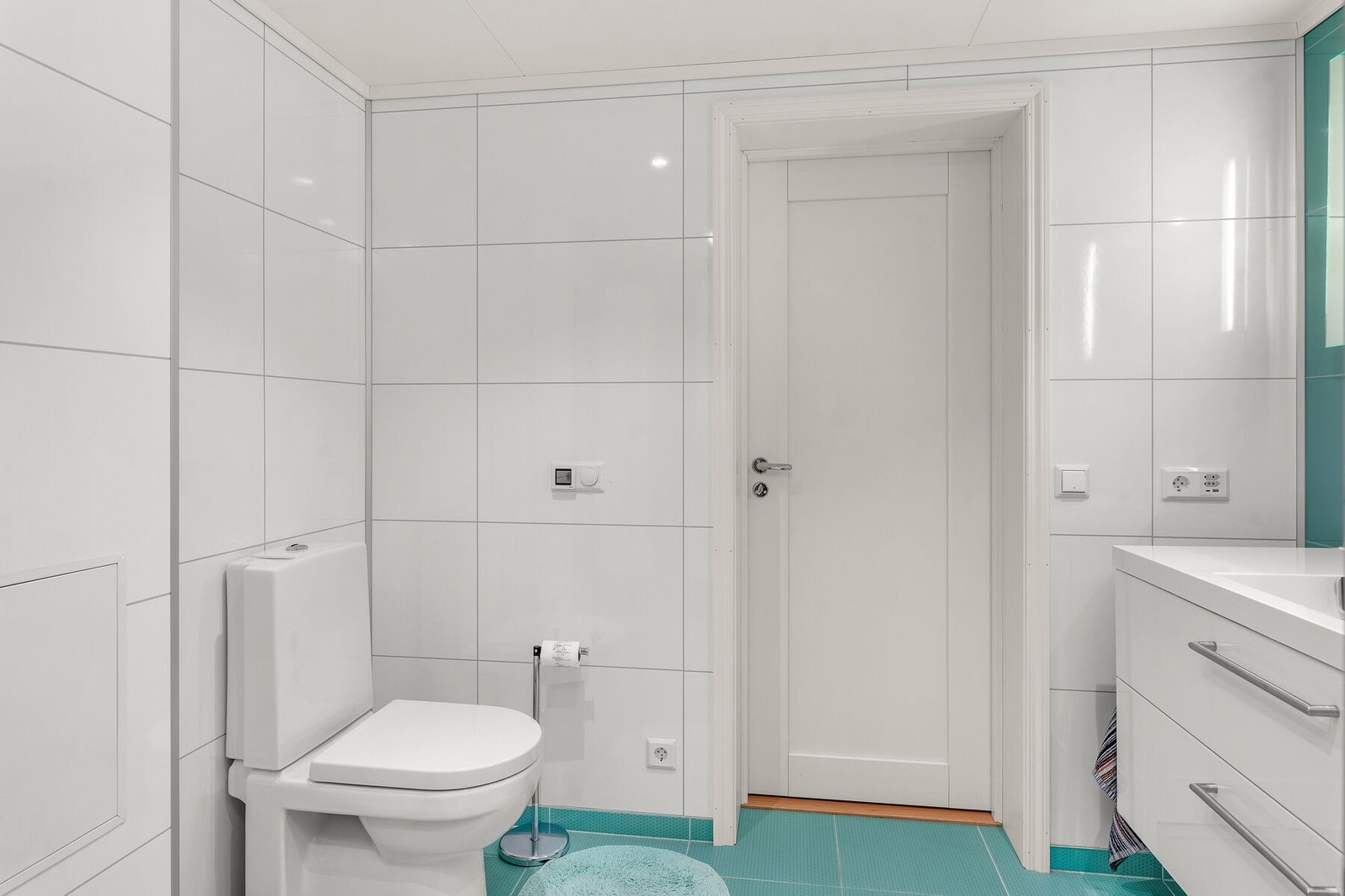 Våtrommet har flislagt gulv med varme, og spotter i taket. Galleribilde