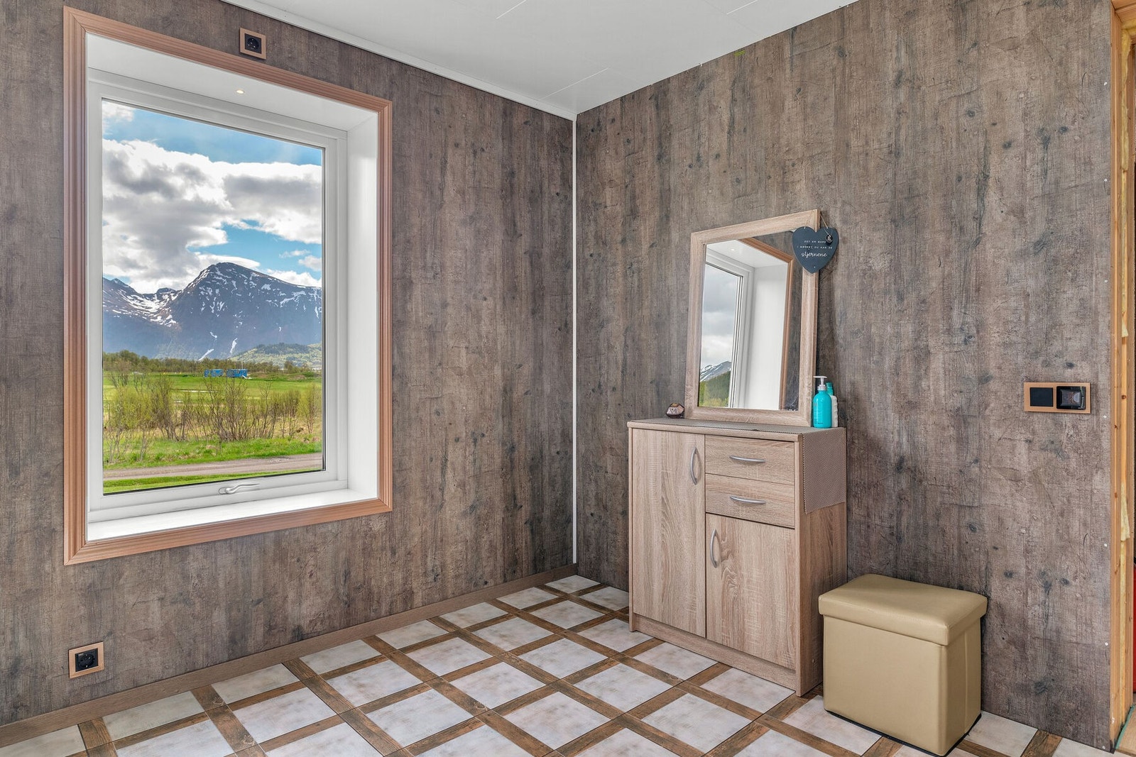 Velkommen inn! Naturskjønn utsikt som møter deg i entréen. Galleribilde