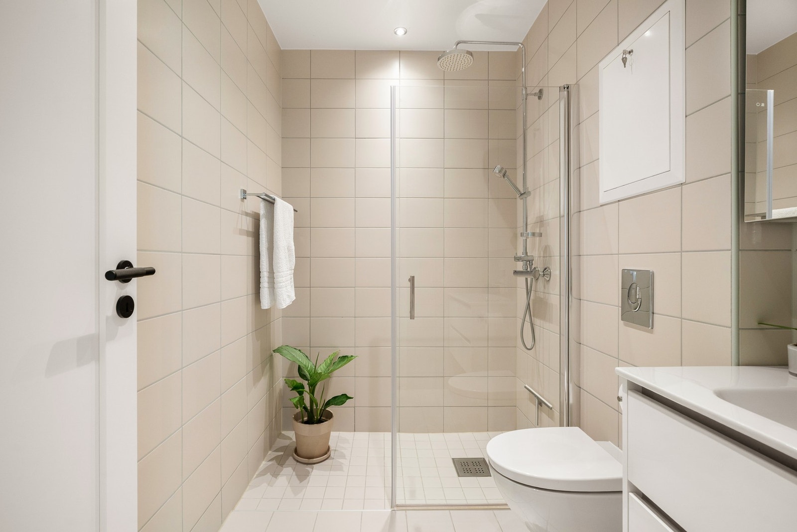 Pent, flislagt baderom fra 2020. Galleribilde