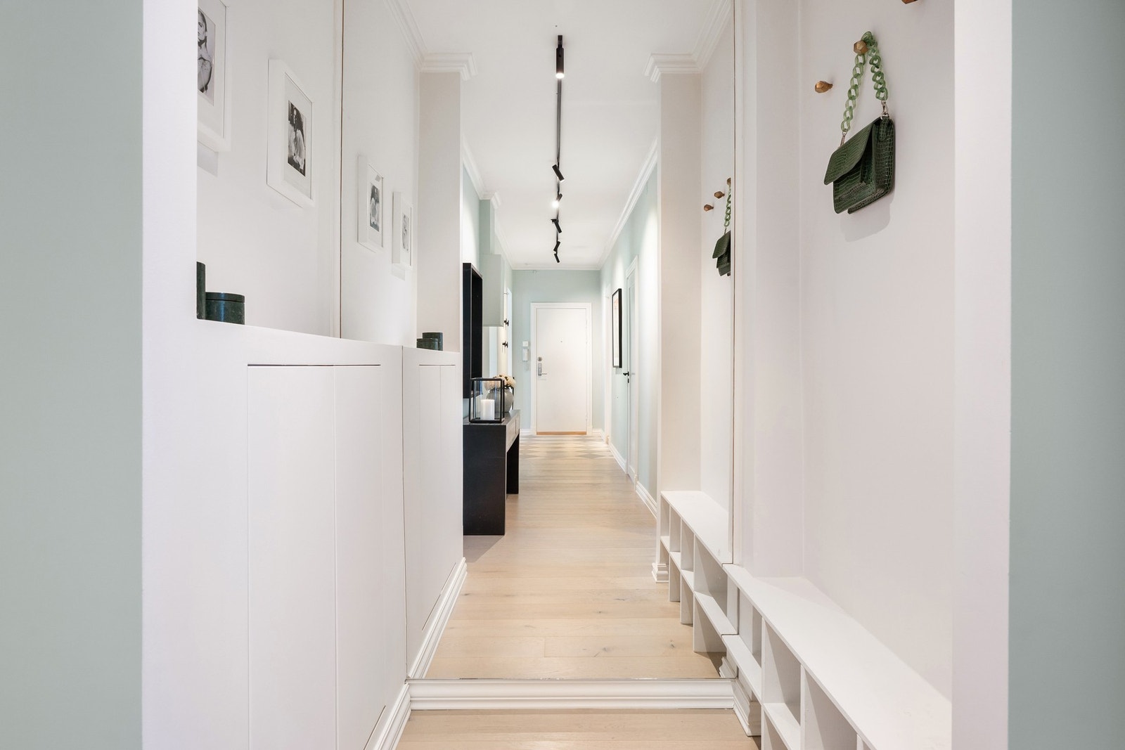 Praktisk oppbevaring i entreen med integrert skap og åpne hyller for sko. Galleribilde