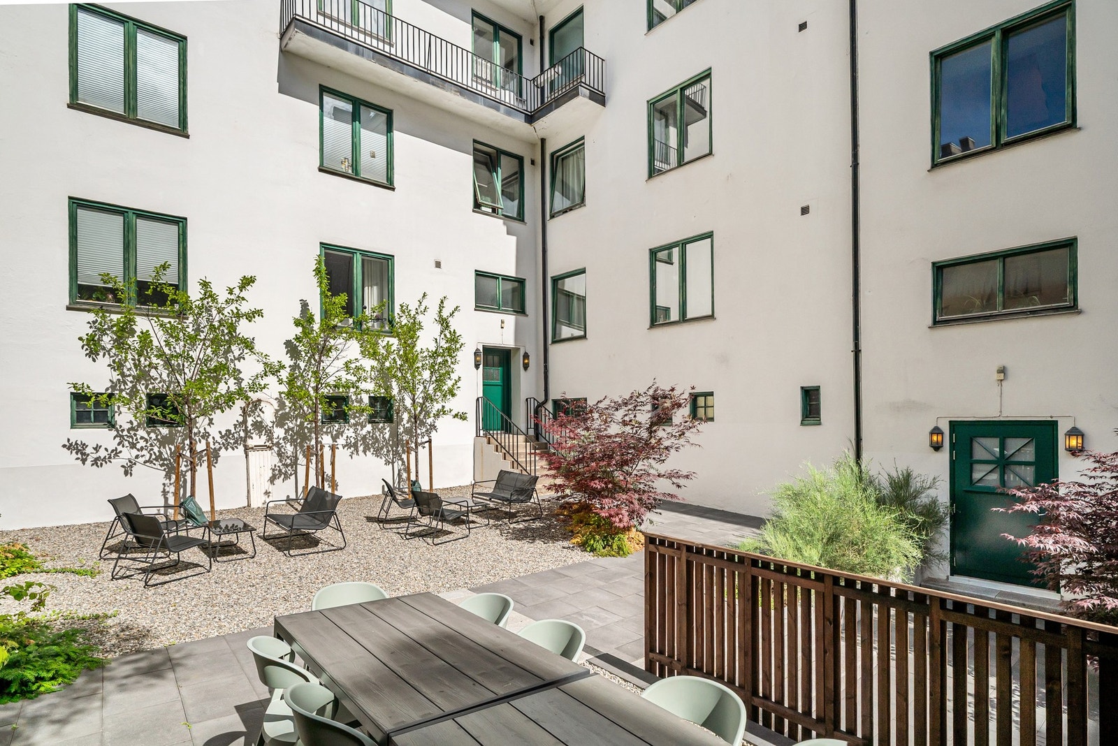 Skjermet og hyggelig bakgård med sittegrupper, beplantning og sykkelparkering. Galleribilde