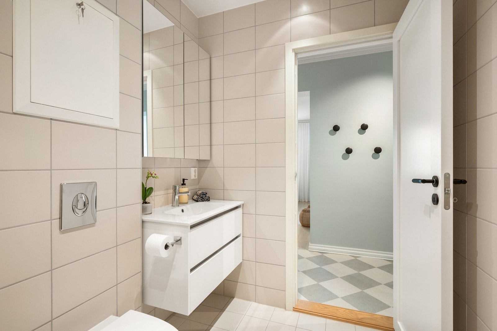 Varme i gulv og downlights i himling. Galleribilde