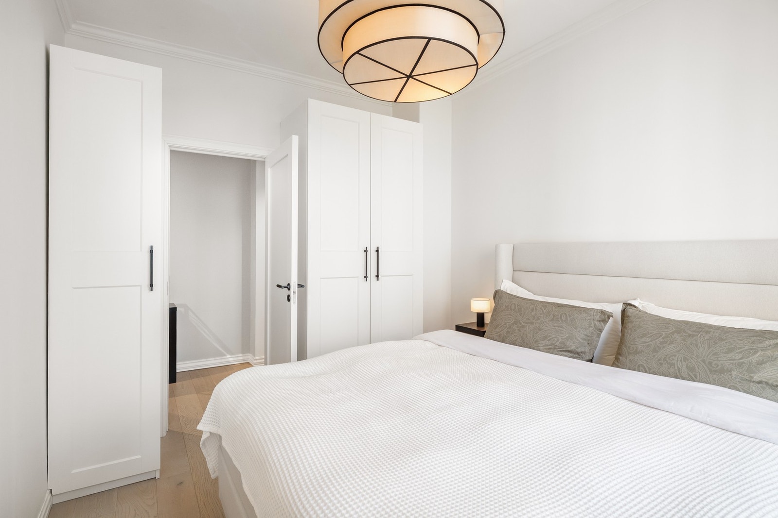 Begge soverommene vender ut mot stille og skjermet bakgård. Galleribilde