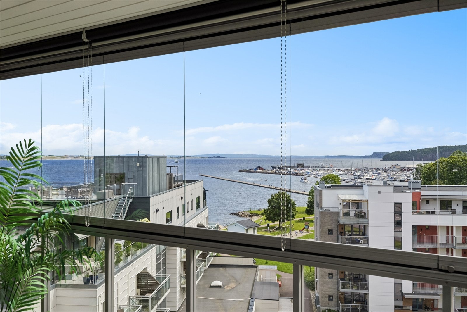Fra balkongen er det flott sjøutsikt som ord vanskelig kan beskrive. Galleribilde