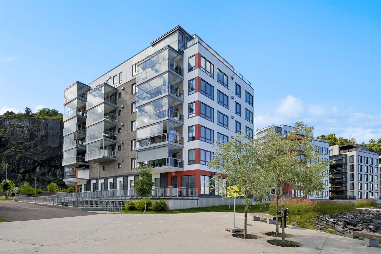 Langs den gamle jernbanen fra Holmestrand til Sande er det anlagt en idyllisk fjordsti perfekt for sykkel- og gangtur. Galleribilde