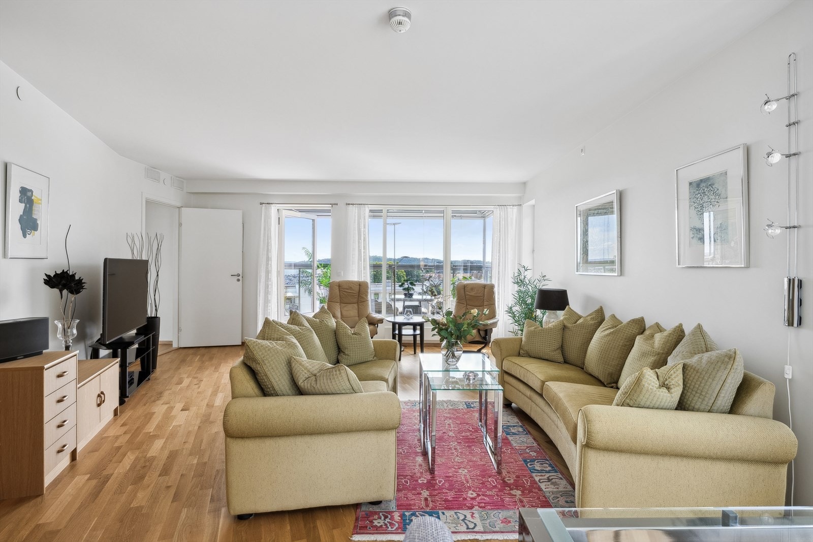 Romslig, innbydende og åpen stue og spisestue med mange møbleringsmuligheter. Galleribilde