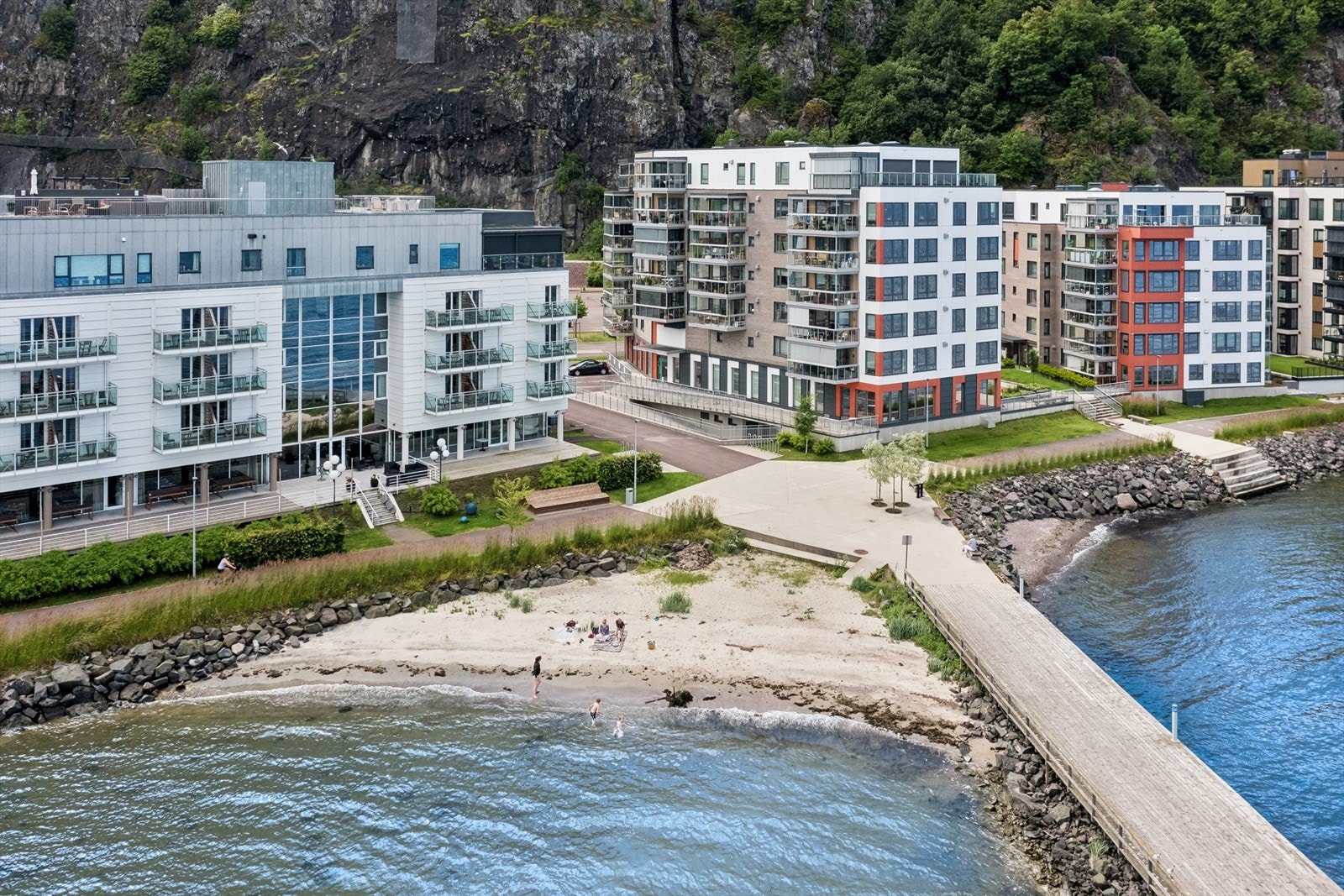 Strandholmen og Holmestrand blir et sommerparadis hvor en kan spasere en tur langs stranden og nyte den flotte solen. Galleribilde