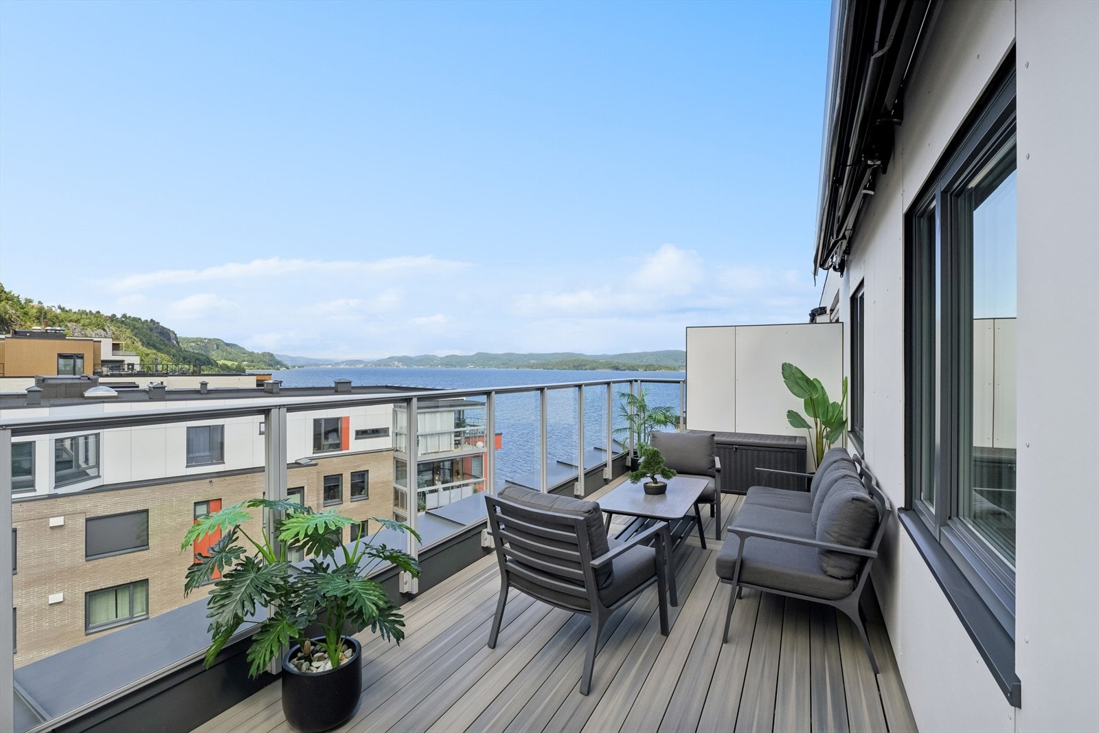 Det er videre storslagen sjøutsikt og flotte detaljer som gulv av slitesterk kompositt, glassrekkverk for maksimal utnytelse av sjøutsikten og montert elektrisk markise for fin skjerming fra solen. Galleribilde