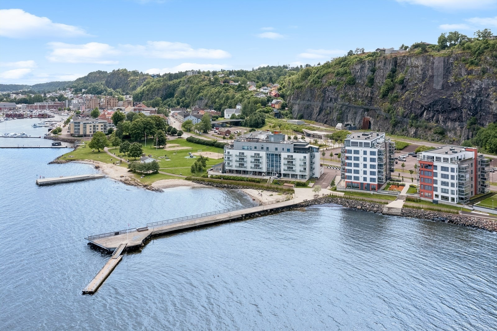 Her bor du sentralt med nærhet til alt Holmestrand sentrum kan by på, og det er kort vei til stranden og jernbanestasjonen. Galleribilde