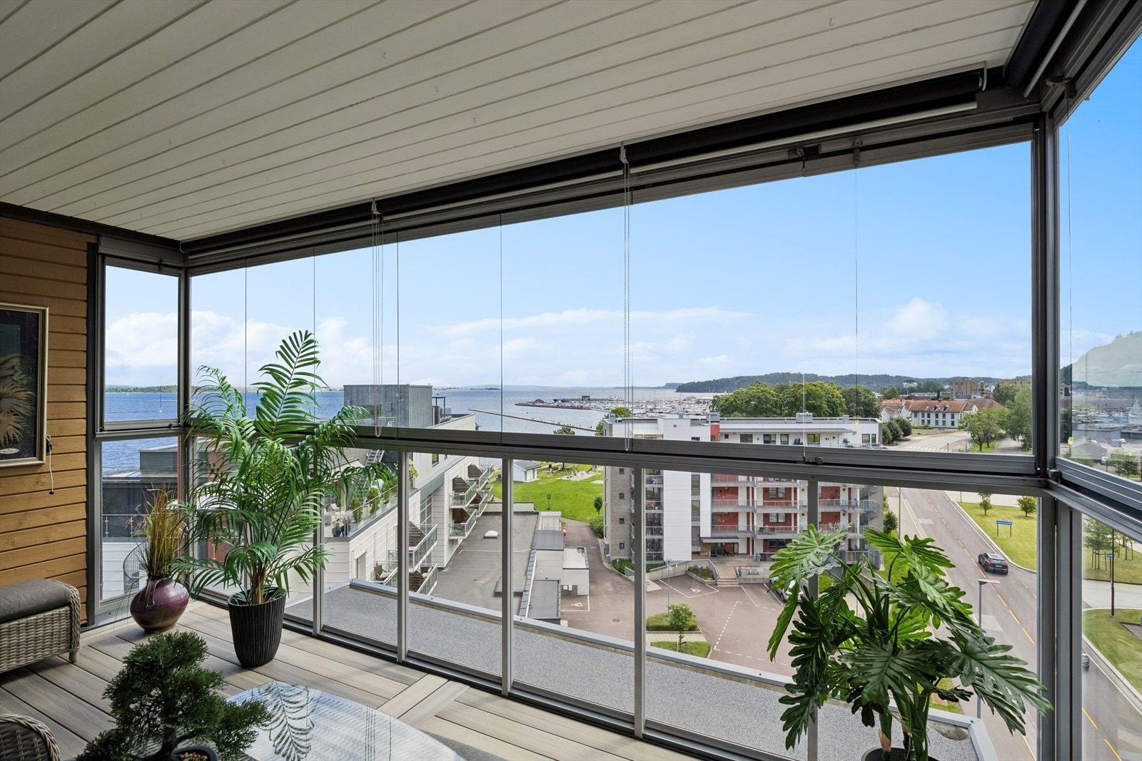 Fra stue og kjøkken er det utgang til stor innglasset balkong med god plass til utemøbler som blant annet utebord, lounge og grill. Galleribilde