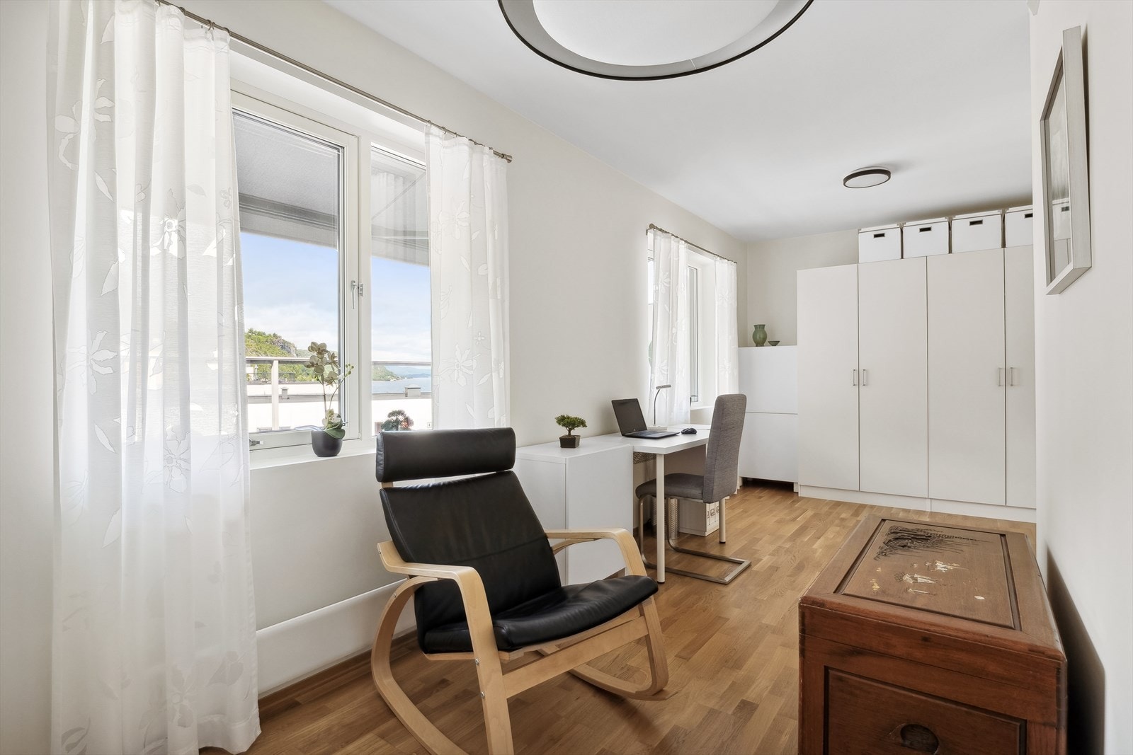 Dette soverommet kan enkelt omgjøres til 2 soverom ved å sette opp en lettvegg, da leiligheten opprinnelig ble tegnet med 3 soverom og alle tekniske bygningsdeler som tilhører rommene er intakte. Galleribilde