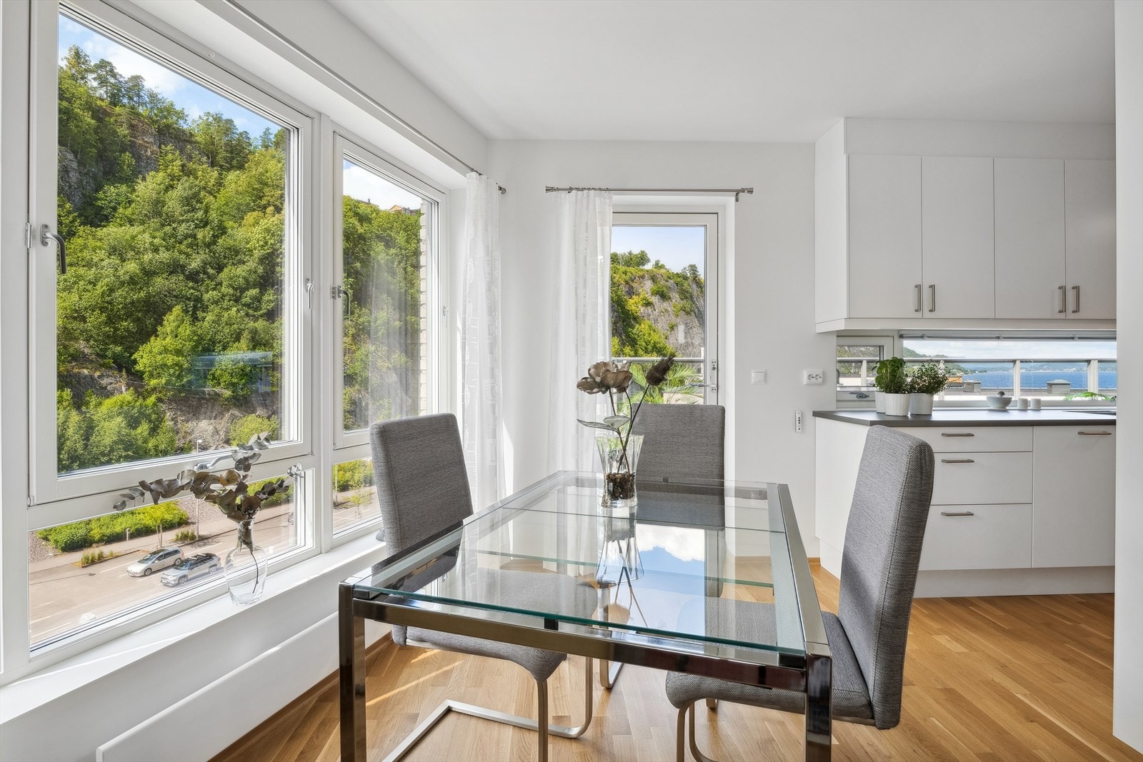 Fra kjøkken og spisestue er det videre utgang til en stor privat takterrasse. Galleribilde