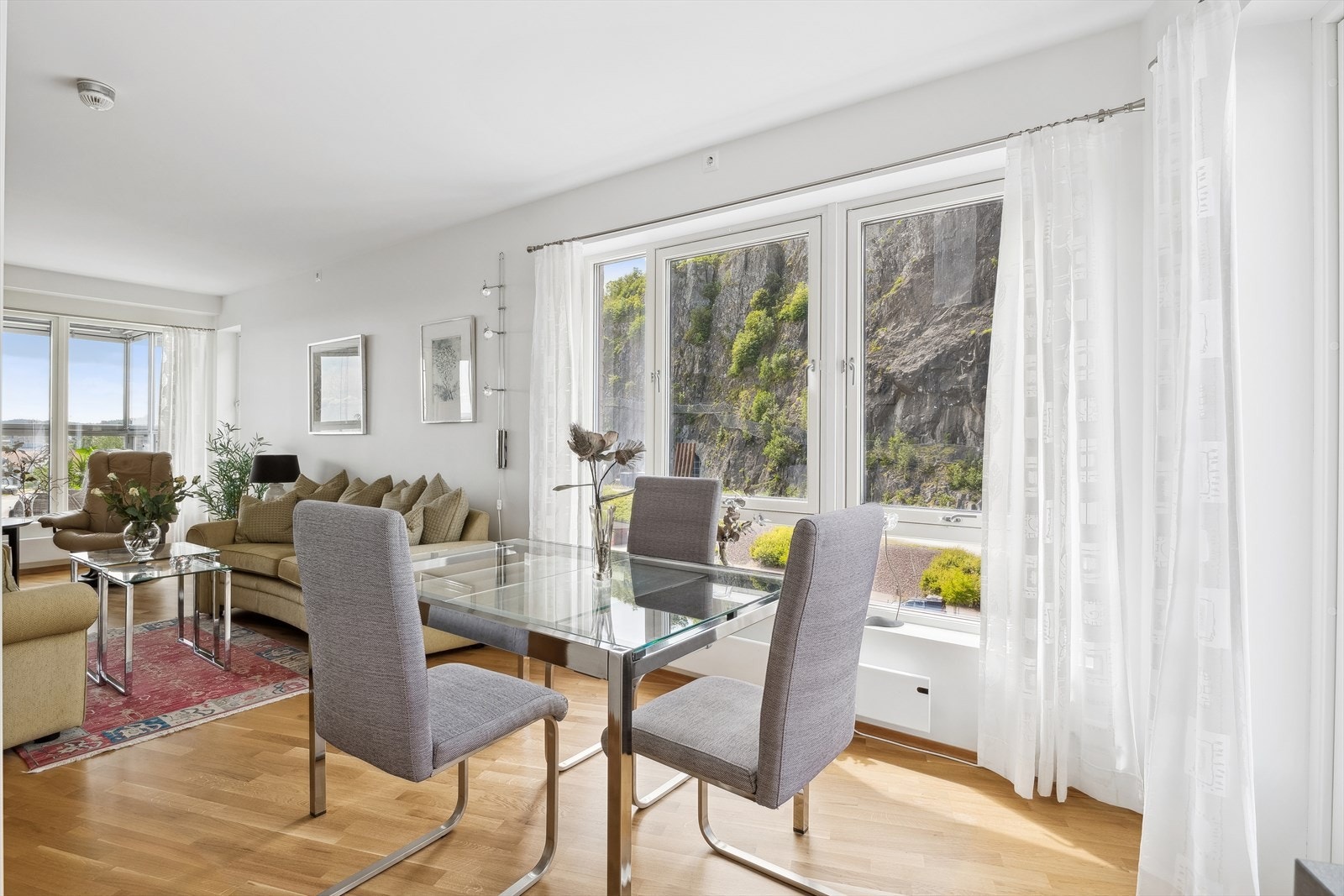 Rommet er gjennomført i lyse og behagelige farger på vegger og tak. Galleribilde