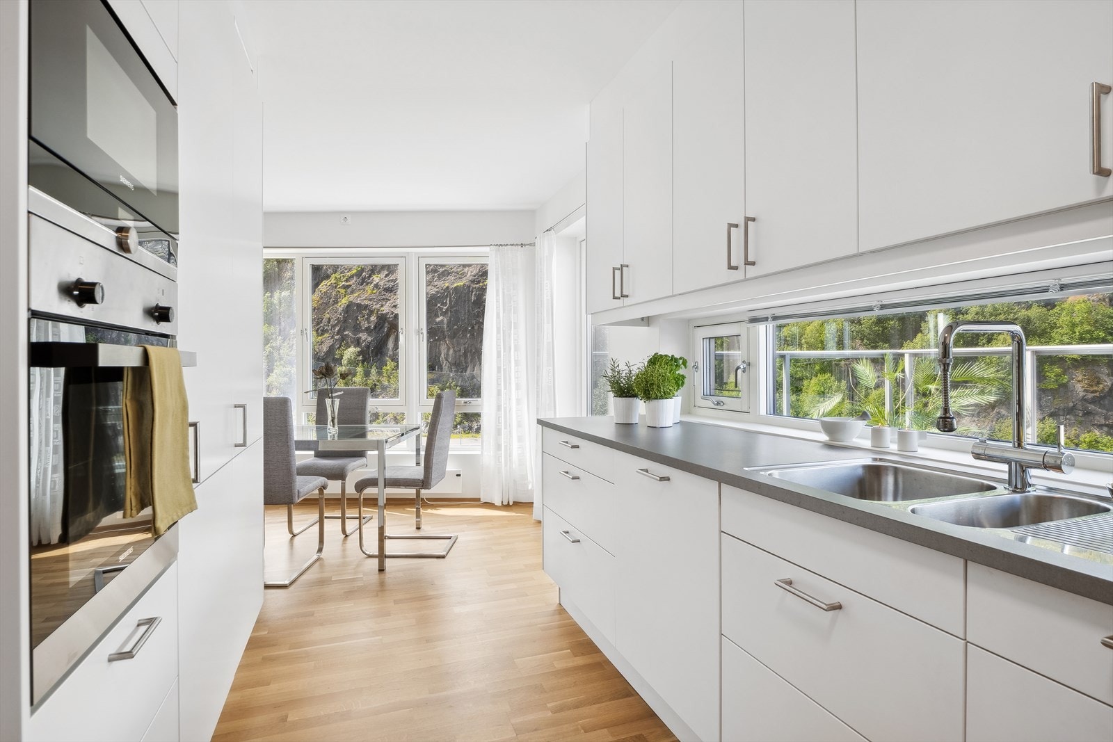 Detaljer som blant annet høytrykkslaminert benkeplate og integrert mikrobølgeovn gir et luksuriøst preg og gjennomførelse. Galleribilde