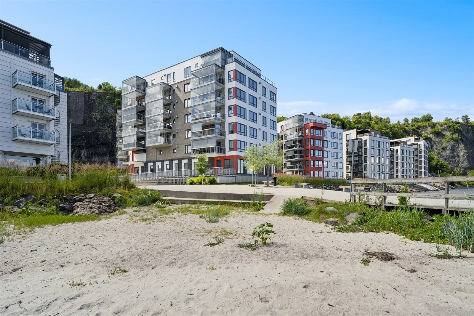 Flotte sandstrender med bademuligheter er i umiddelbar nærhet. Galleribilde