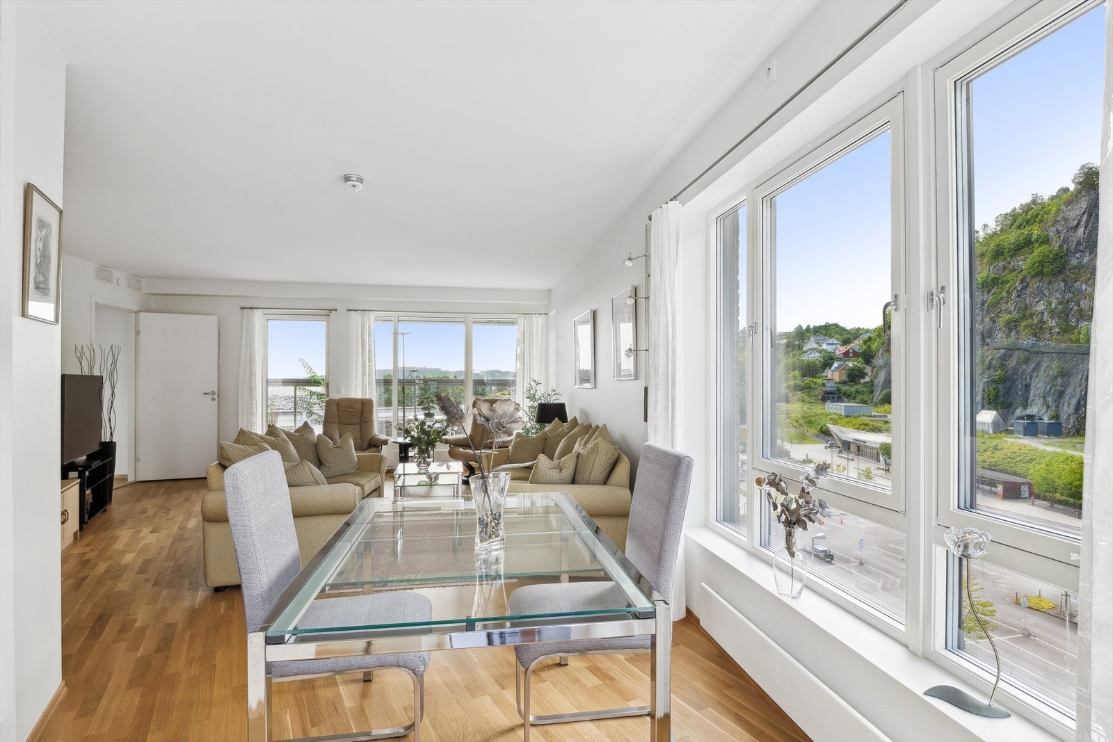 Stuen byr på flotte detaljer som pent parkettgulv, godt med stikkontakter og store veggflater. Galleribilde