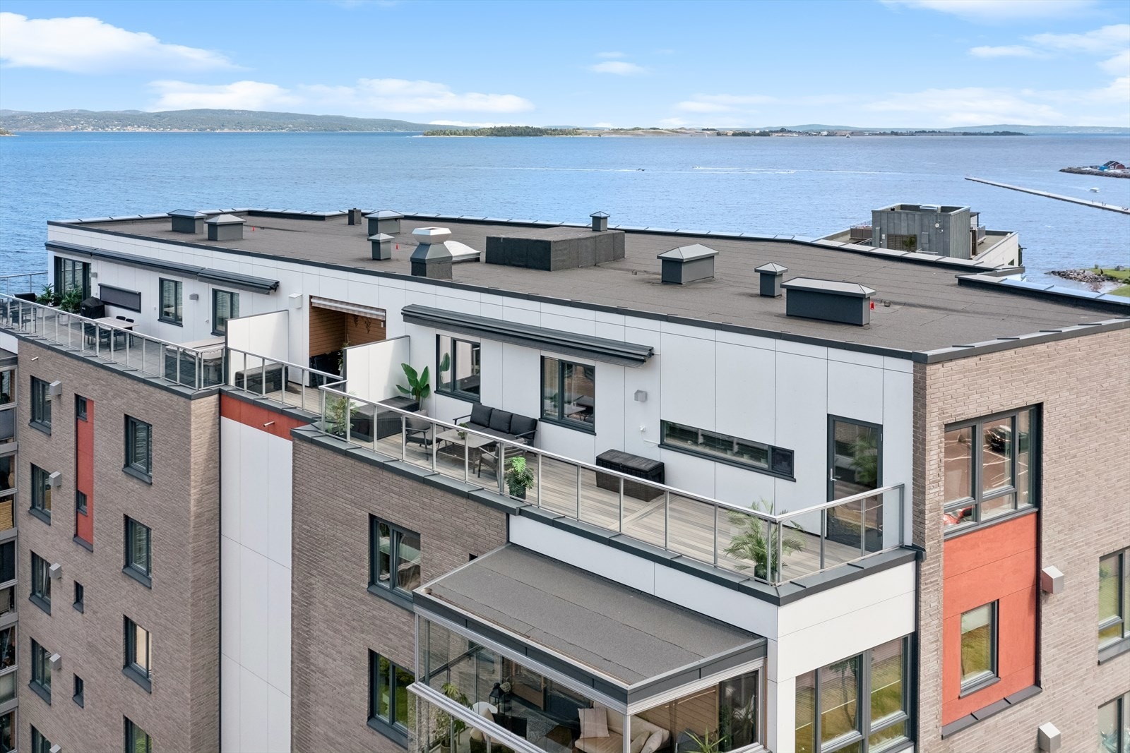 Leiligheten har en ettertraktet plassering på toppen på hjørnet av bygningen. Det er fine solforhold med fin kveldssol på takterrassen og balkongen. Galleribilde