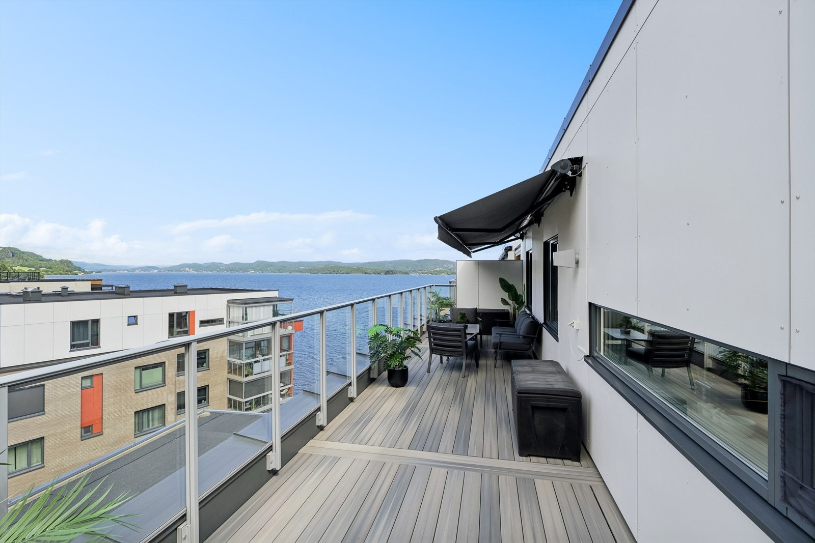 Takterrassen byr på god plass til utemøbler etter eget ønske og fine solforhold med kveldssol. Galleribilde