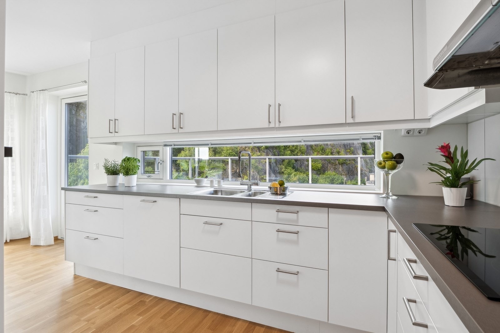 Det er montert en moderne og påkostet kjøkkeninnredning som byr på flere flotte detaljer som integrerte hvitevarer, godt med overskap og gode løsninger for oppbevaring. Galleribilde