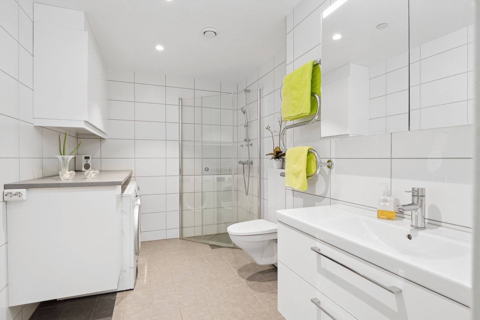 Leiligheten byr videre et baderom nummer 2 med adkomst fra entreen. Rommet er i likhet med de øvrige rommene både romslig og innbydende, med flislagt gulv og vegger. Romslig dusjsone med innfellbare glassdører. Galleribilde