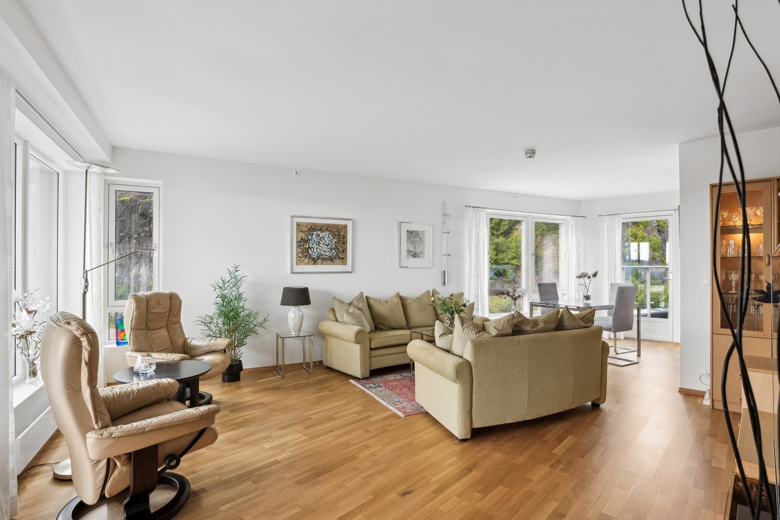 Stuen har store vinduer på begge sider av rommet som gir fint gjennomlys i rommet, samt terrassedør med glass med utgang til balkong, som slipper inn godt med dagslys og sikrer den spektakulære sjøutsikten. Galleribilde