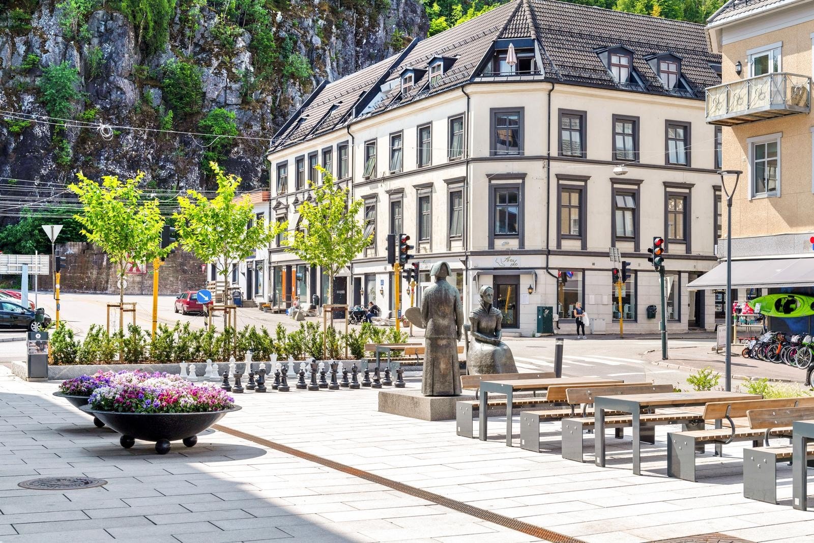 Dagligvareforretninger, butikker, bensinstasjon, restauranter og kaféer finner du i gangavstand fra leiligheten. Galleribilde