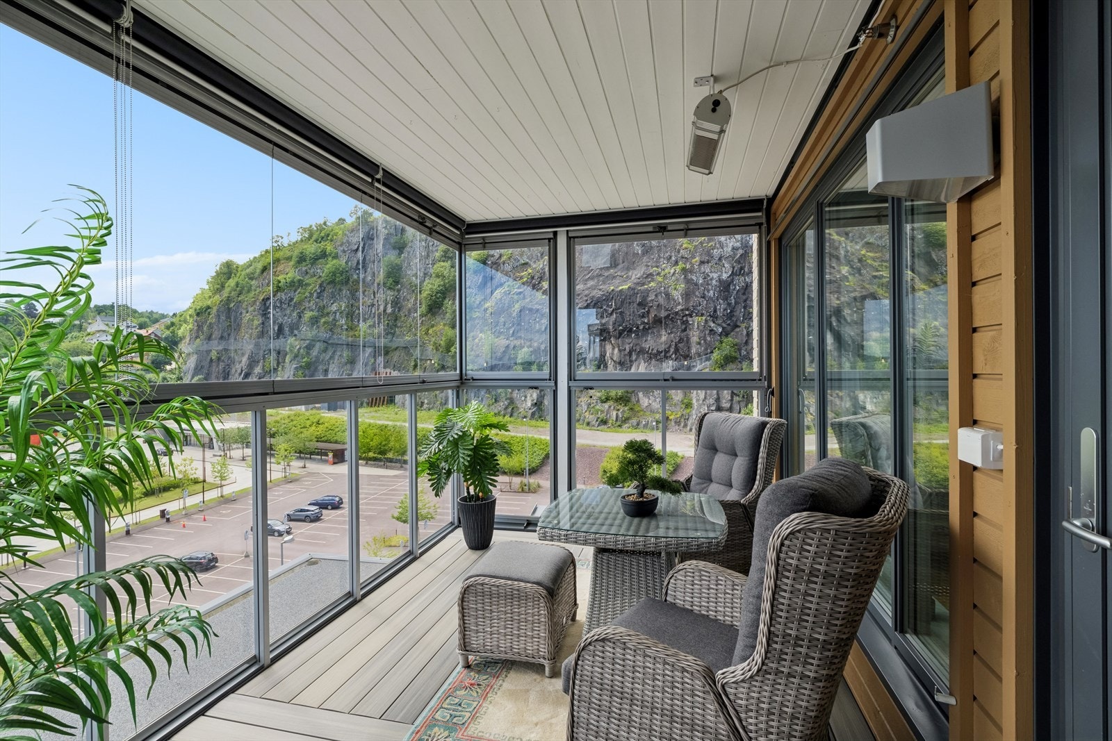 Balkongen har en flott gjennomførelse med gulv i slitesterkt kompositt, stikkontakt montert på vegg, varmelampe montert i tak og montert solskjerming. Her kan en nyte en kopp kaffe på egen balkong i solen, eller en god middag i godt selskap! Galleribilde