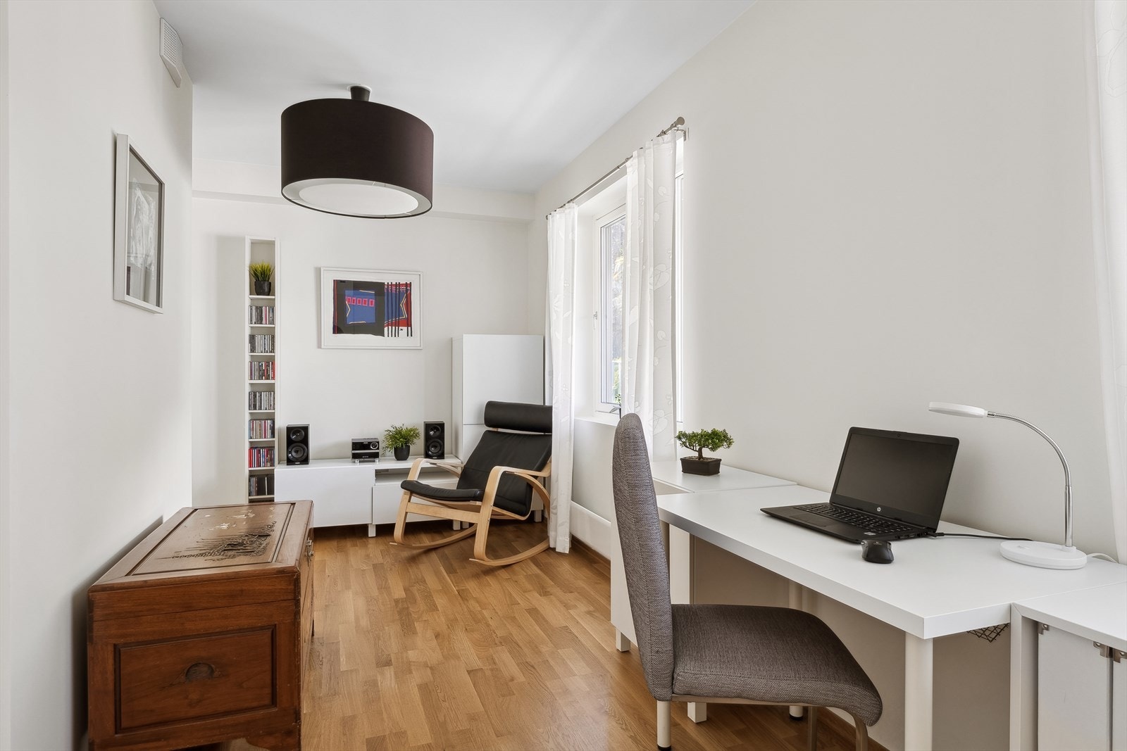 Det øvrige soverommet er både romslig og har montert gode garderobeløsninger. Rommet er allsidig med mange bruksmuligheter og kan blant annet innredes til både kontor, gjesterom, barnerom og TV-stue. Her er mulighetene mange! Galleribilde