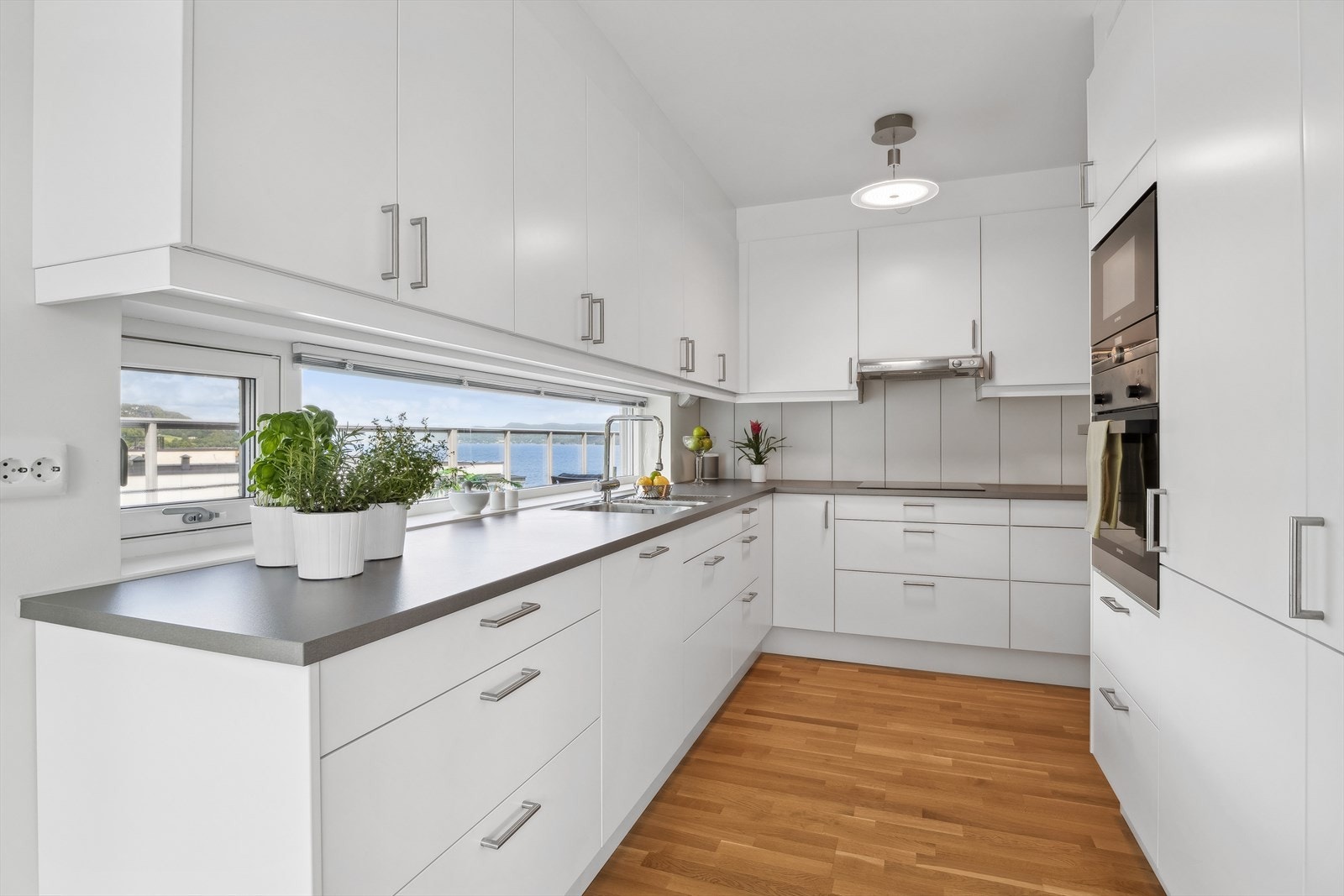 Det flotte kjøkkenet har åpen løsning mot stuen og spisestuen, men samtidig i en privat sone av rommet. Galleribilde