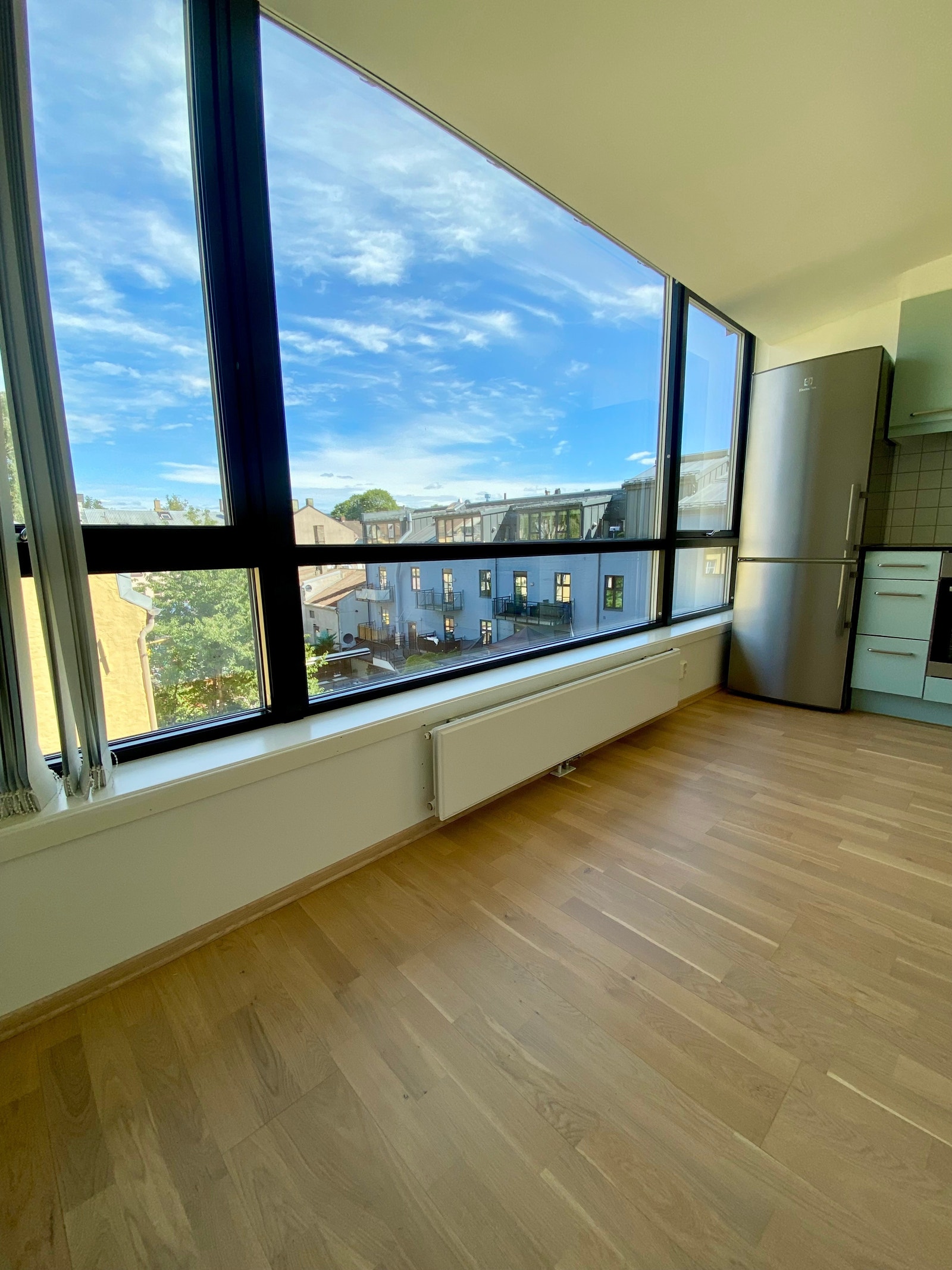 Stue kjøkken med store vinduer Galleribilde