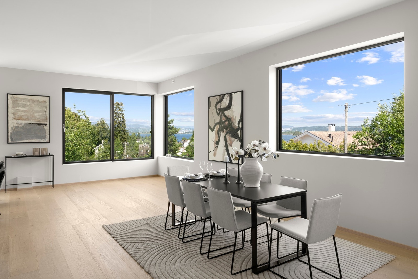 Boligen er ferdigstilt i 2024 og holder en gjennomgående god og høy standard. Galleribilde