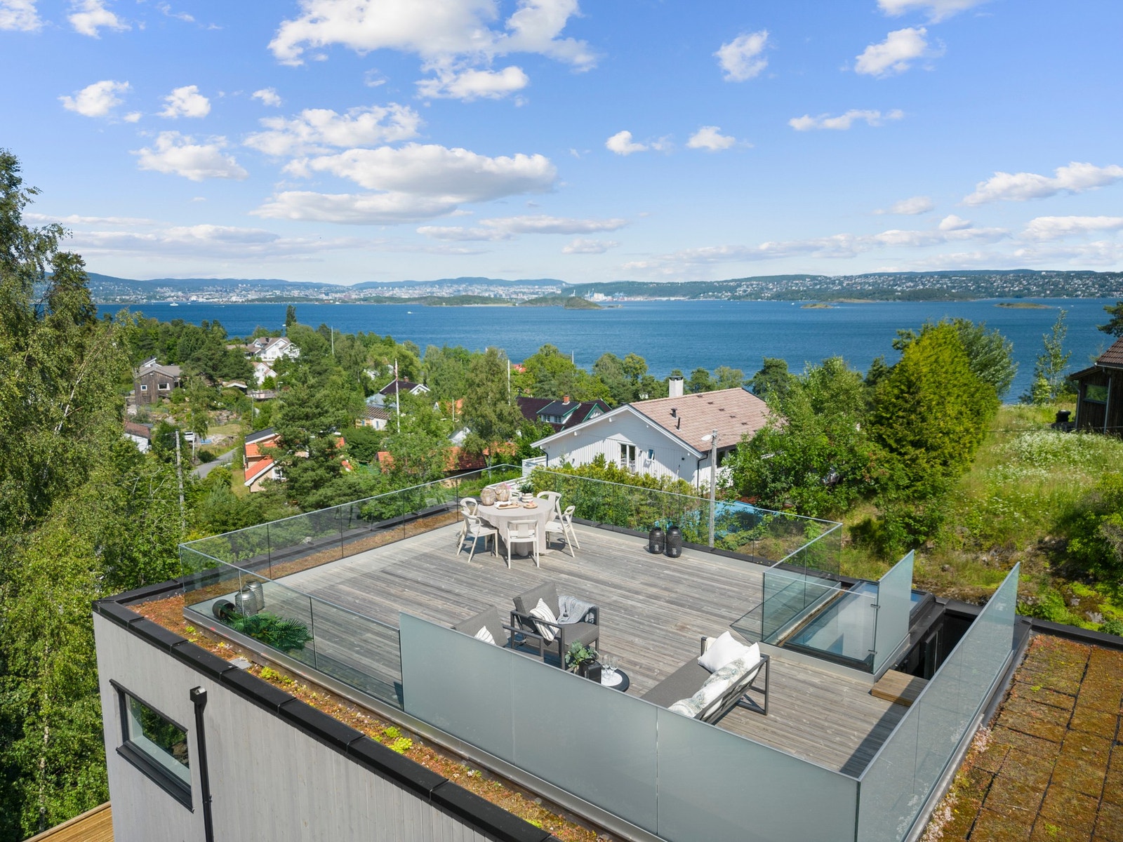 Eiendommen ligger fritt til, skjermet og usjenert med en praktfull utsikt. Galleribilde