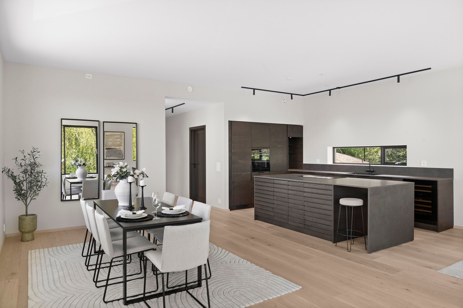 Det er rikelig med skap- og benkeplass på kjøkkenet. Galleribilde