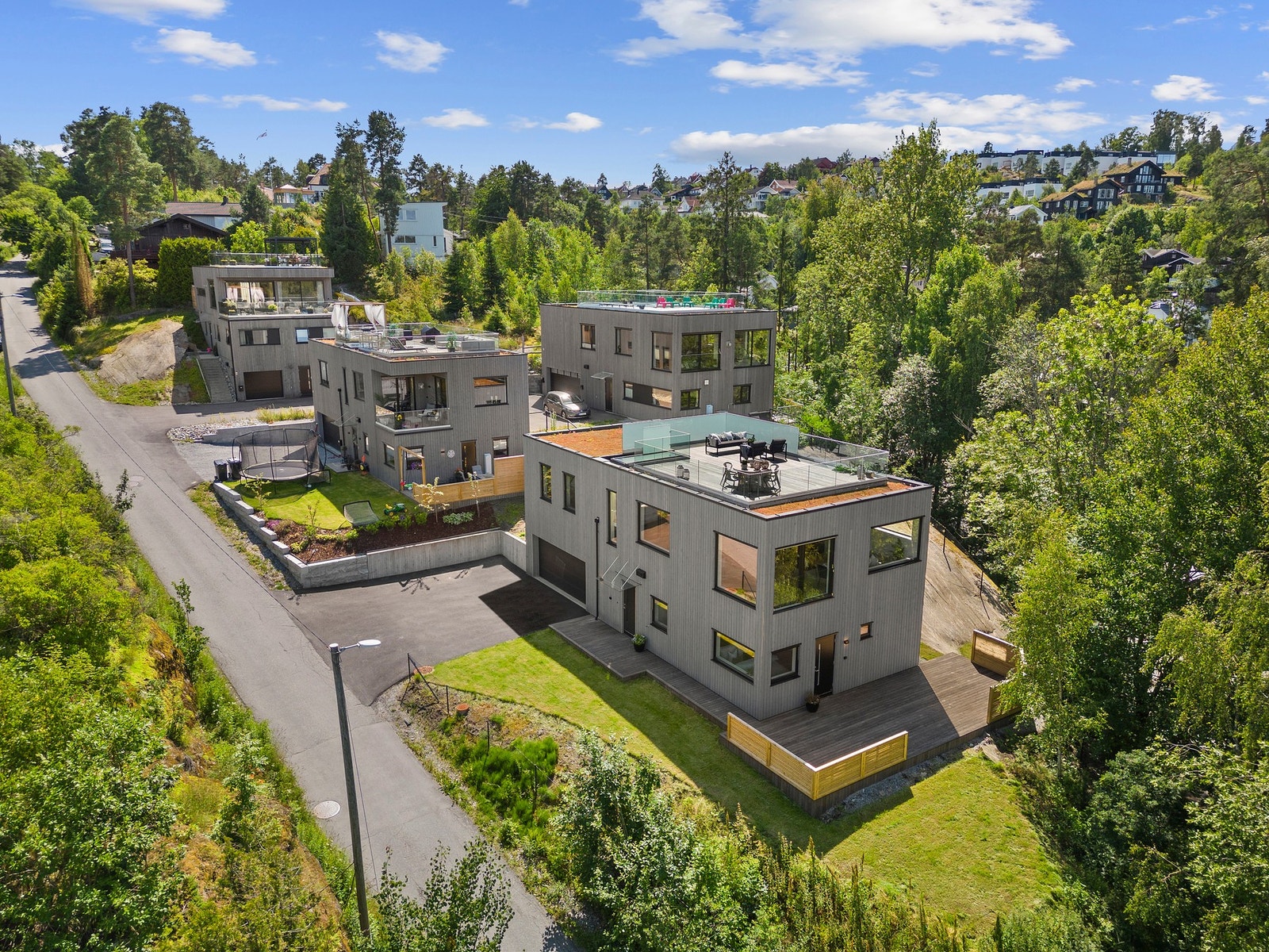 Boligen har adkomst via privat vei og tomten tilbyr en rekke flotte og solrike uteområder. Galleribilde