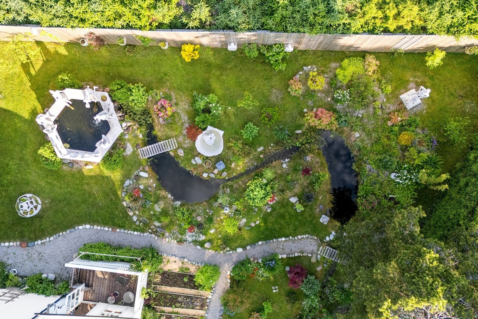 Med over 1 mål tomt er det god plass å boltre seg på, samt opparbeide flere soner. Galleribilde