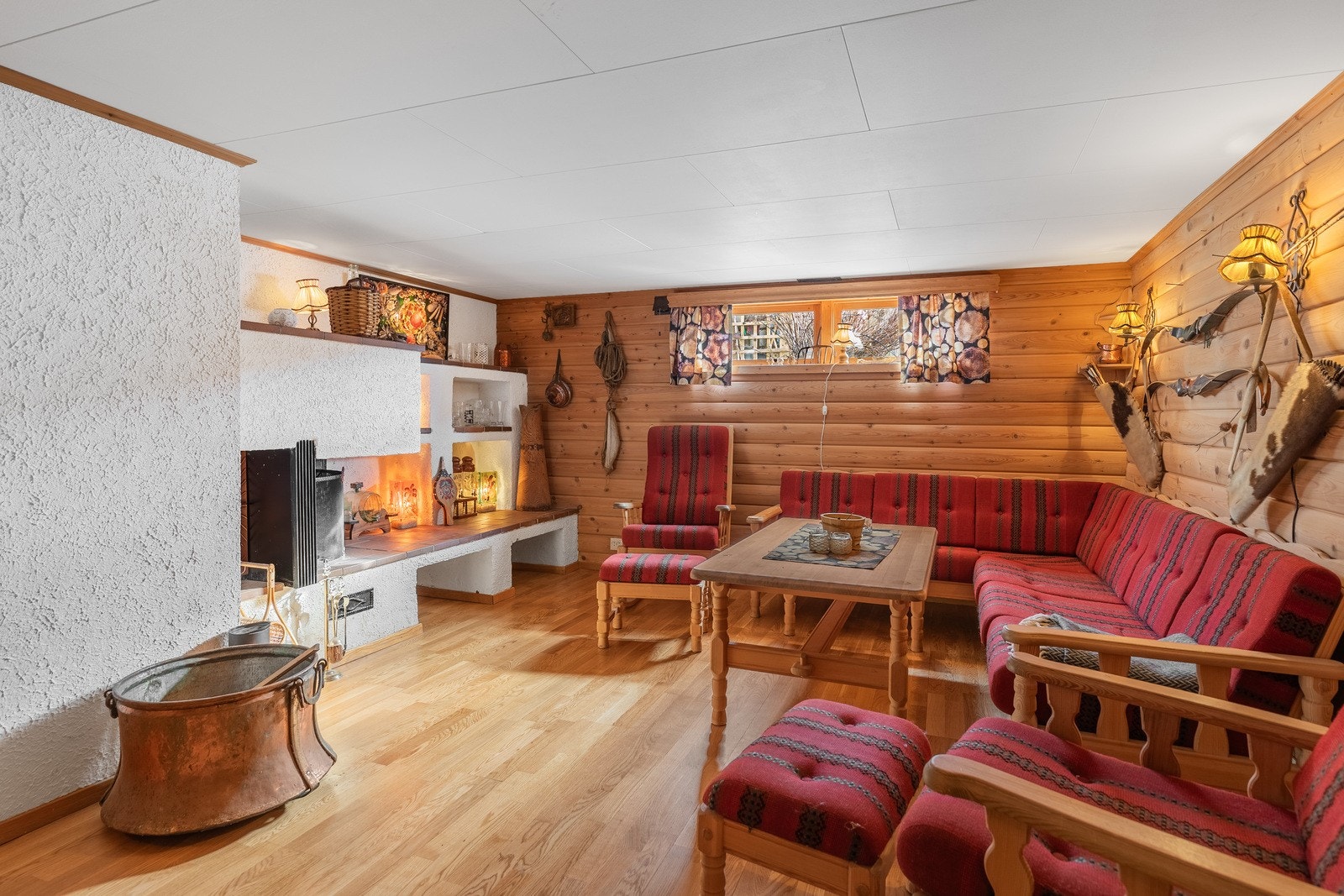 Trivelig kjellerstue hvor det muligheter for vedfyring. I store deler av kjelleren ble parkett og nedre del av vegg skiftet i 2023. Galleribilde