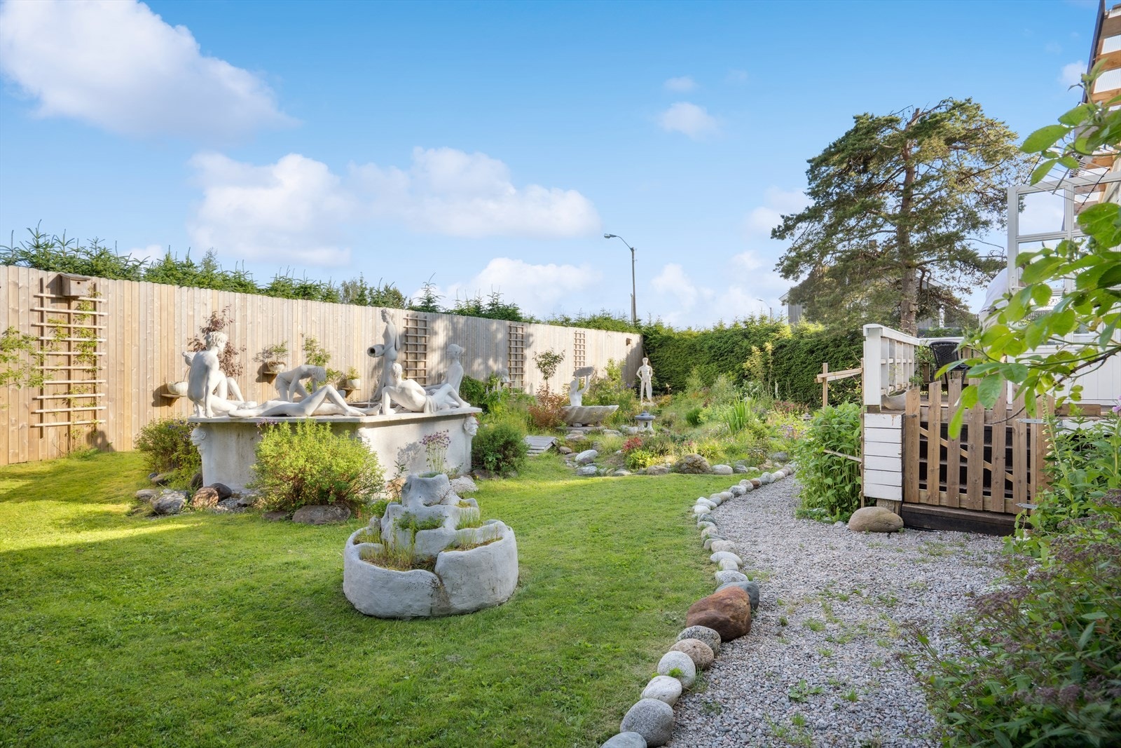 Tilbaketrukket og idyllisk eiendom i naturrike omgivelser med kort vei til Rissa sentrum. Galleribilde