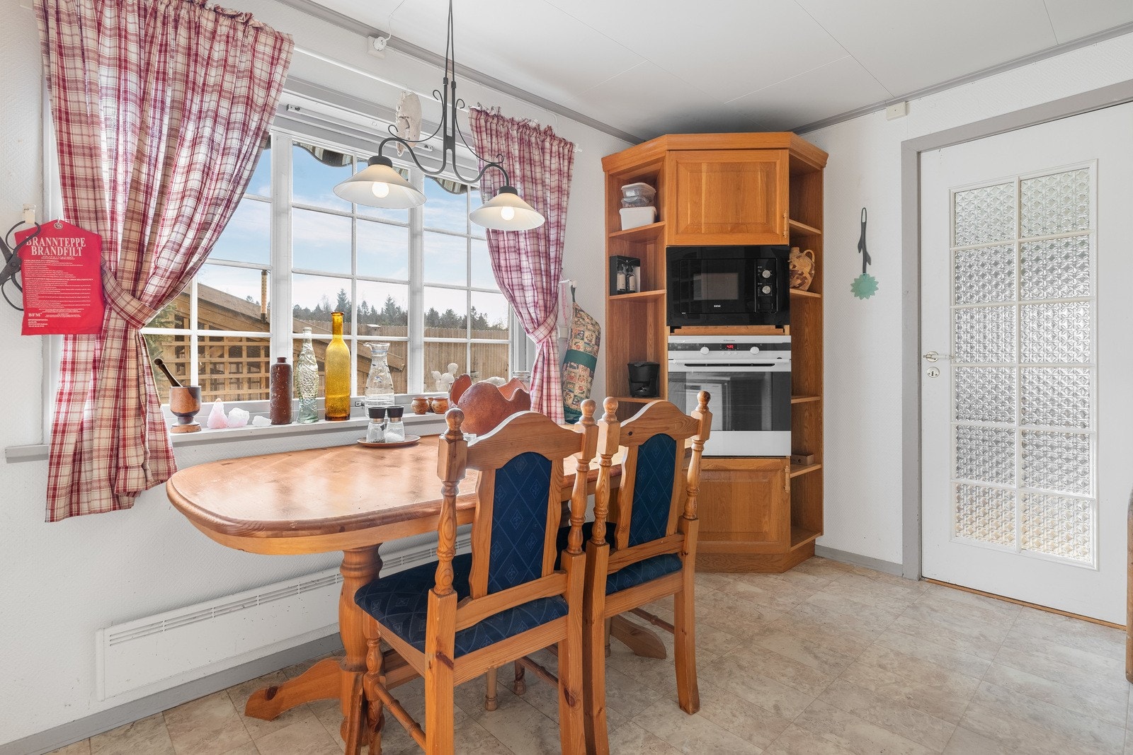 Med kjøkken på 12,5 m² har man god plass til et frokostbord og kjøkkeninnredning med mye skap- og benkeplass. Galleribilde