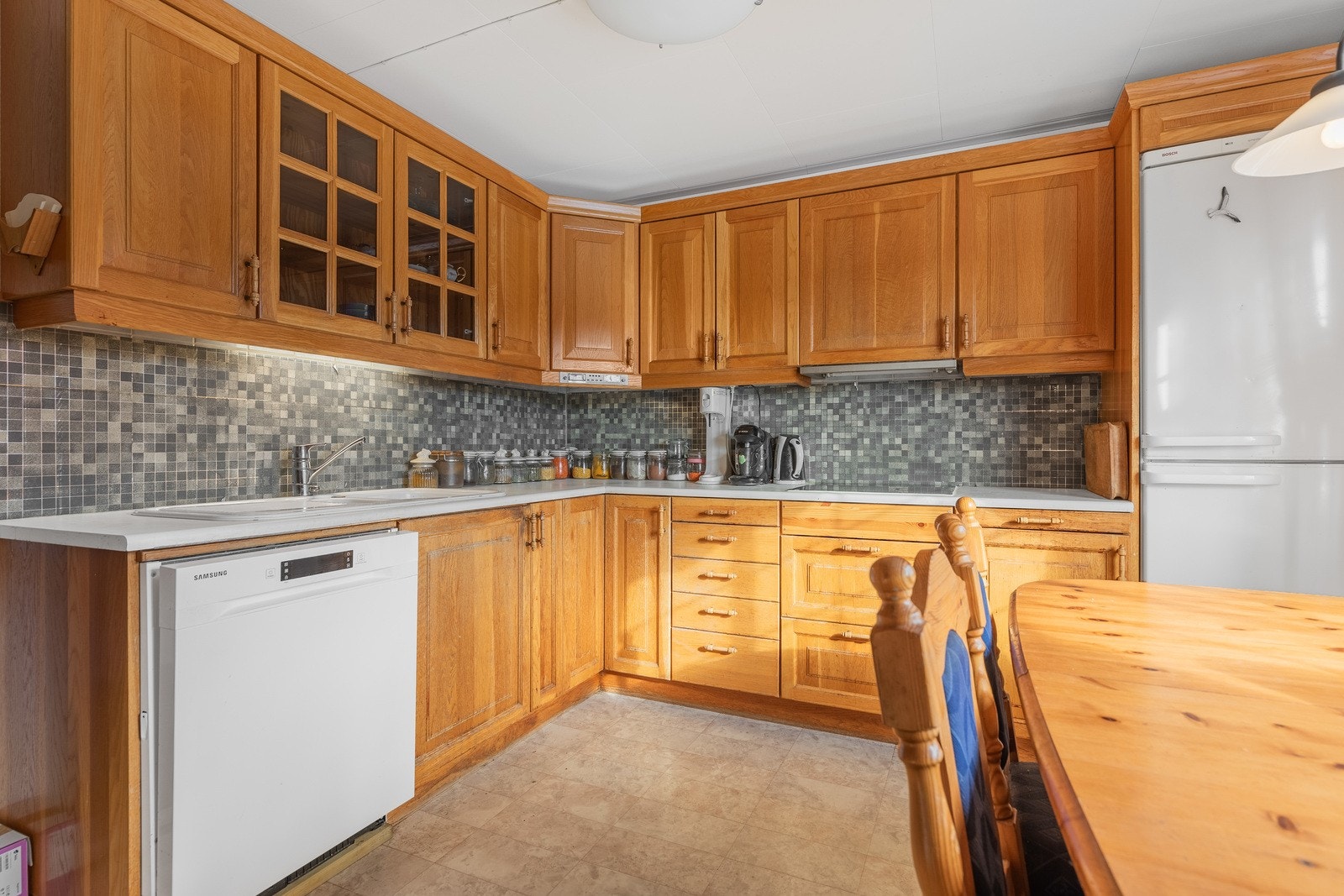 Hvitevarer på kjøkken medfølger handelen. Galleribilde