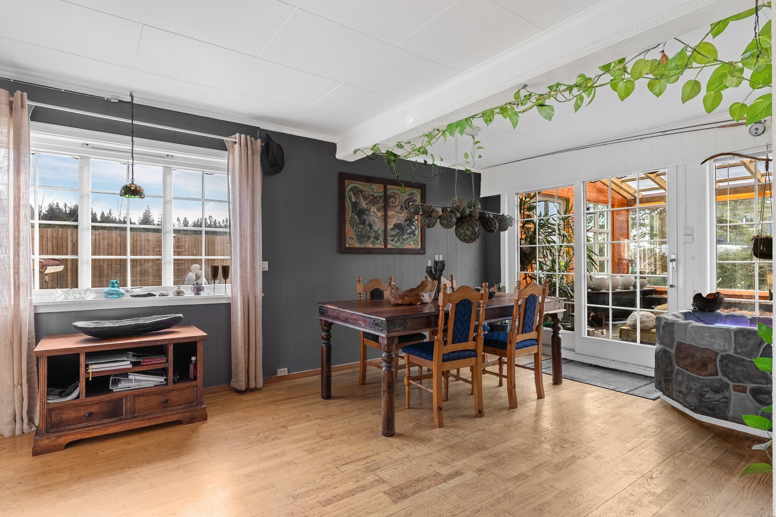 Her er det god plass til både sofagruppe og stort spisebord uten at det vil gå på bekostning av romfølelsen. Galleribilde