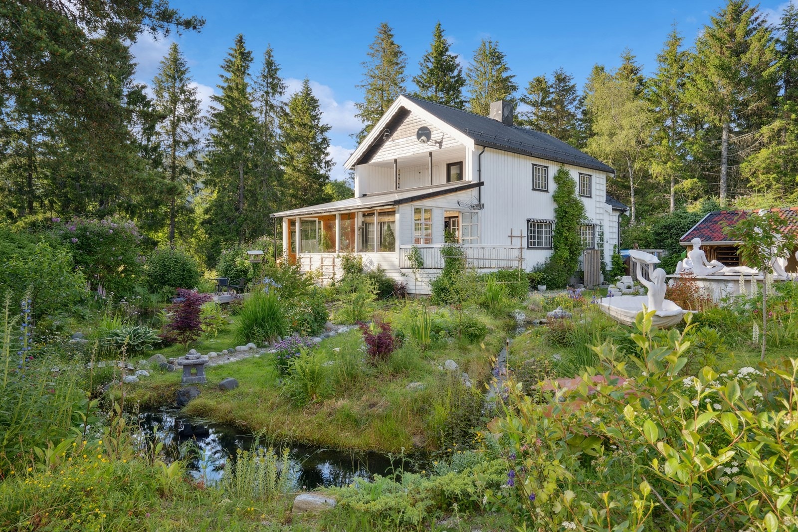 Med skogen som nærmeste nabo har man utallige turmuligheter rett utenfor døren. Galleribilde