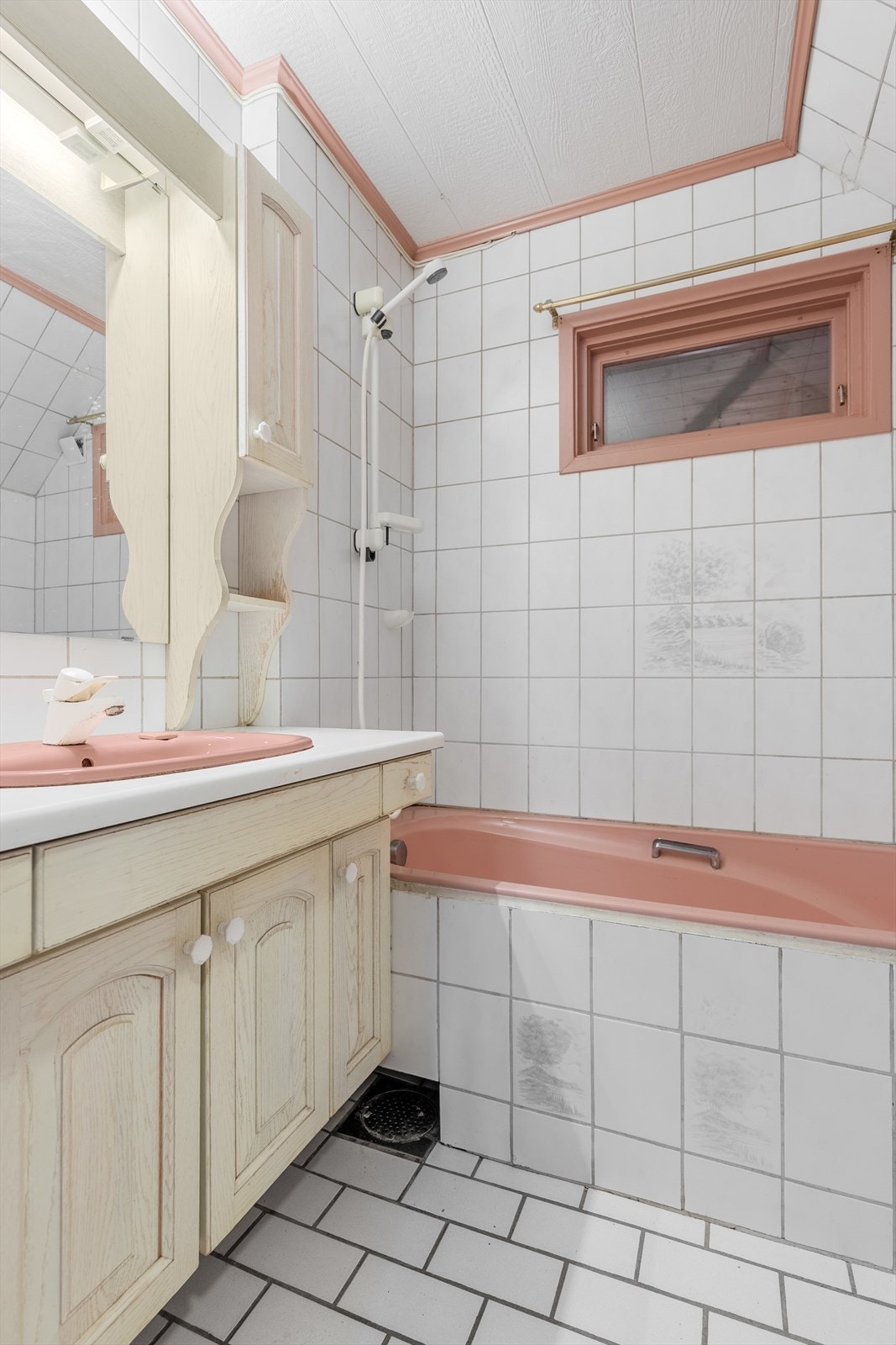 Baderom i hovedetasjen med nær tilknytning til toalettrom. Galleribilde