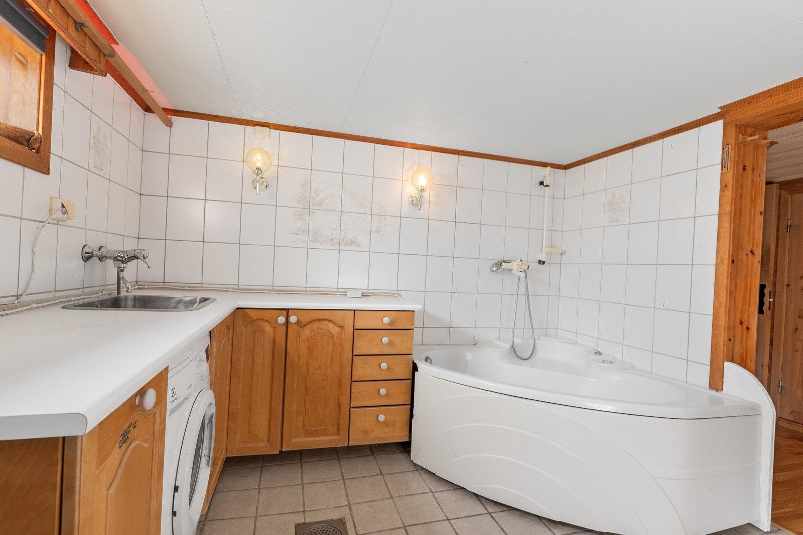 Svært praktisk med egen ytterdør direkte til baderommet i kjeller som har opplegg til vaskemaskin. Galleribilde