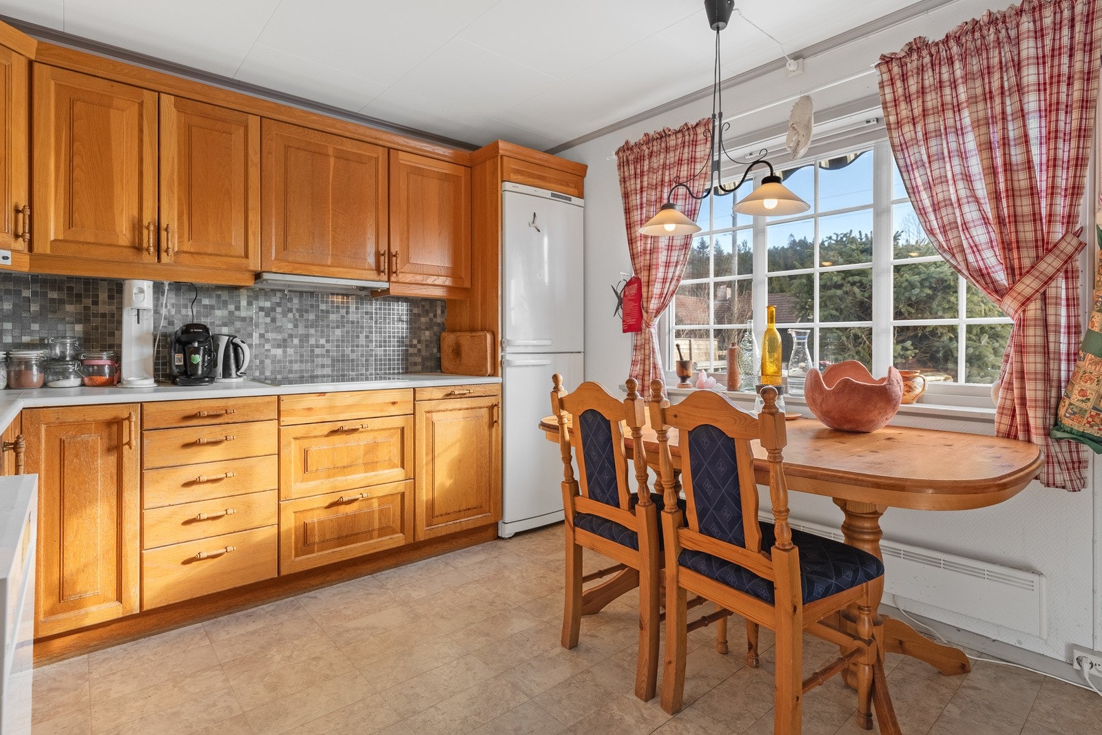 Adskilt kjøkken er praktisk for å skjerme støy, lukt og rot fra matlaging i øvrige rom. Galleribilde